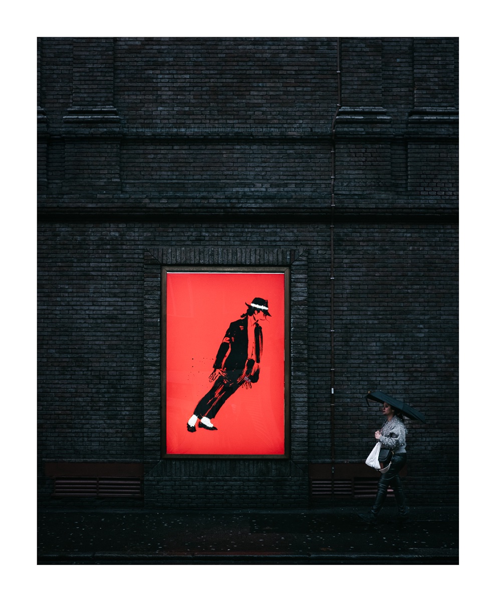 fotografo-londres-cartel-michael-jackson-rojo-smooth-criminal-persona-paraguas-pared-ladrillo.jpg