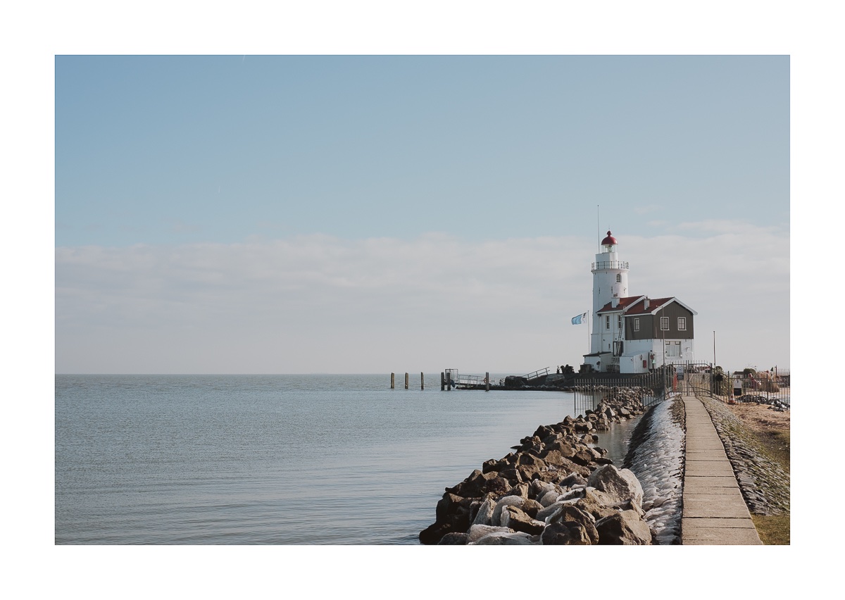 fotografo-paisaje-faro-marken-paises-bajos-arboles-rocas-hielo-lago.JPG