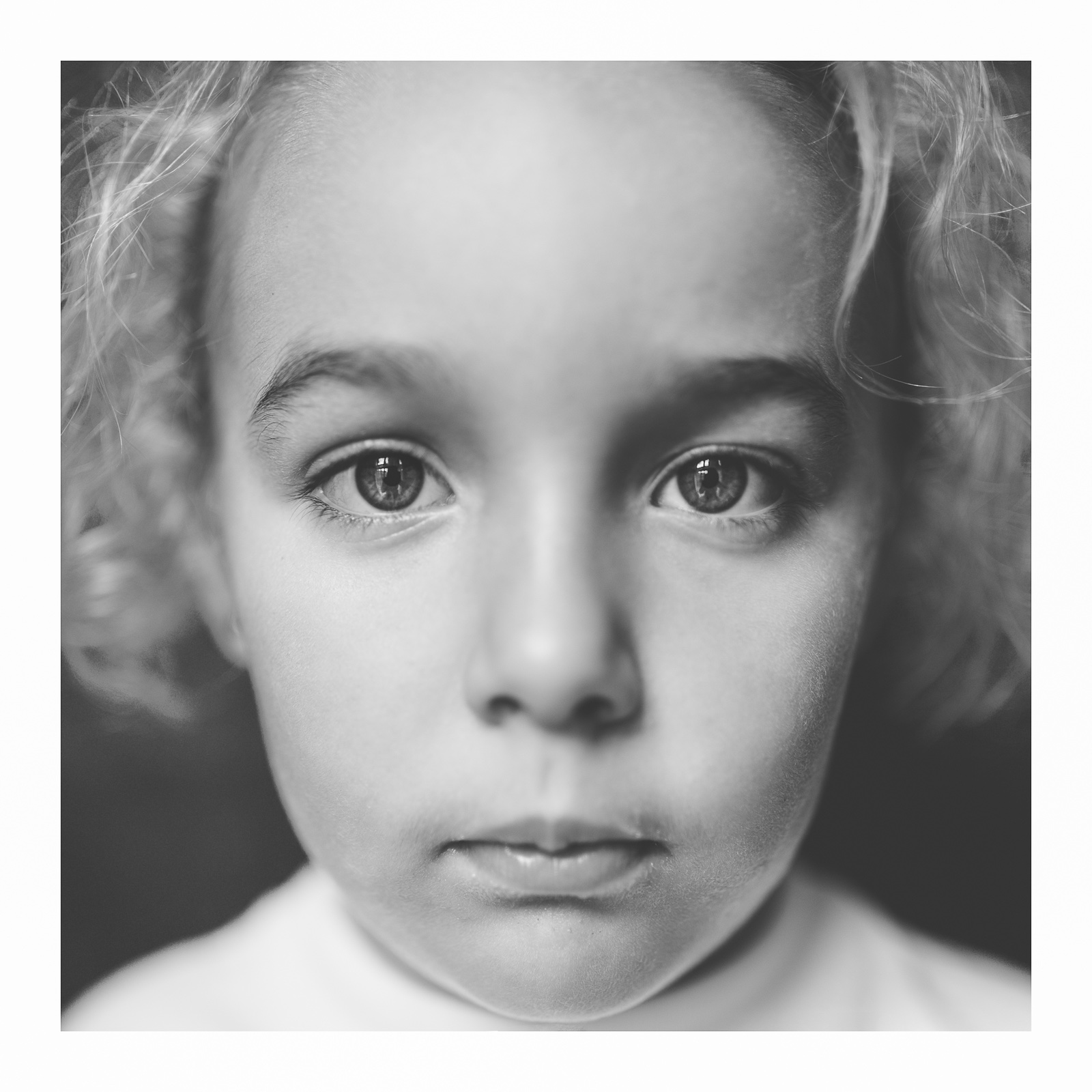 fotografo-retrato-persona-niña-blanco-negro.jpg