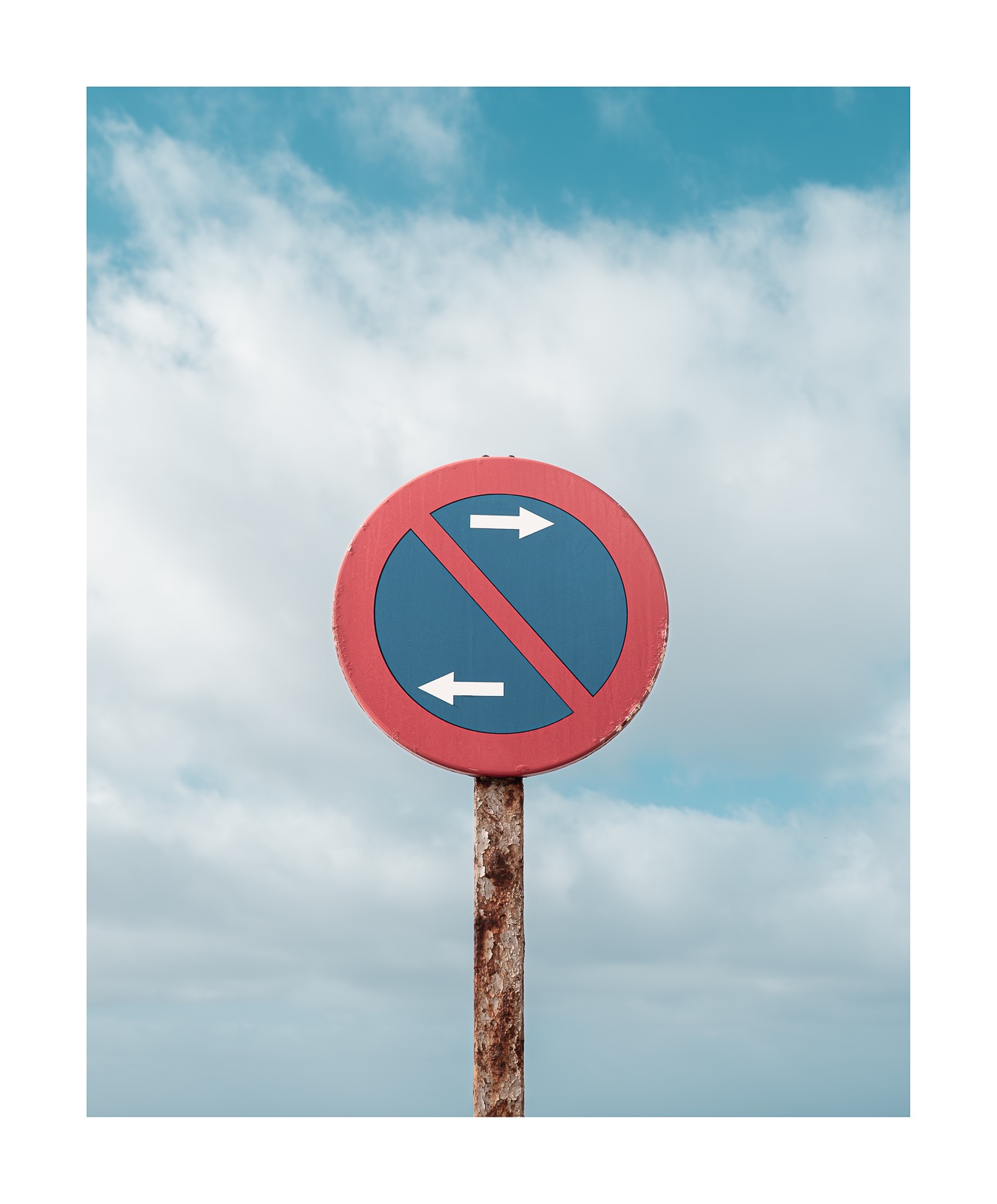 fotografo-señal-via-cielo-azul-flechas-poste-oxido.jpg