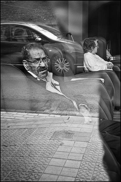 Through the Window por Jontxu Fernández