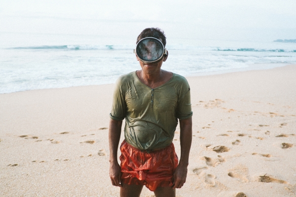 "El hombre que emergió de las aguas" por Adrian Concustell, con Fuji X-E1