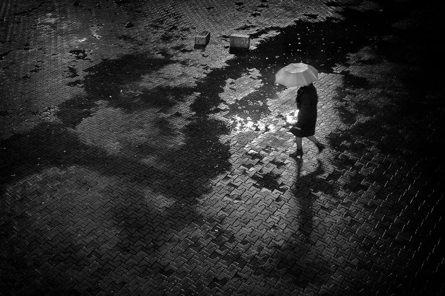 Sola bajo la lluvia por Javier Mirón, con Fuji X100S