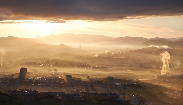 Amanece en la margen izquierda de Bilbao por Alex Garai, con Fuji X-E2