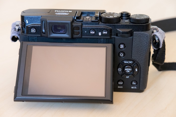 La Fuji X30 es la única cámara que combina visor electrónico a la izquierda del cuerpo y pantalla abatible.