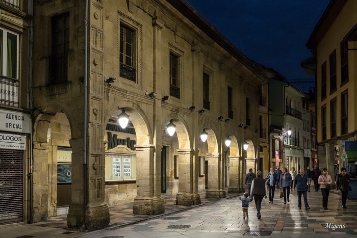 Avilés nocturno. Fuji X-E2S con Fujinon XF 23mm f/2 sin trípode.