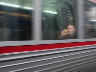 Primer premio: "El tren hacia una nueva vida" por Antonio Rodr&iacute;guez. X-Pro2 + XF 23mm F1.4 R.