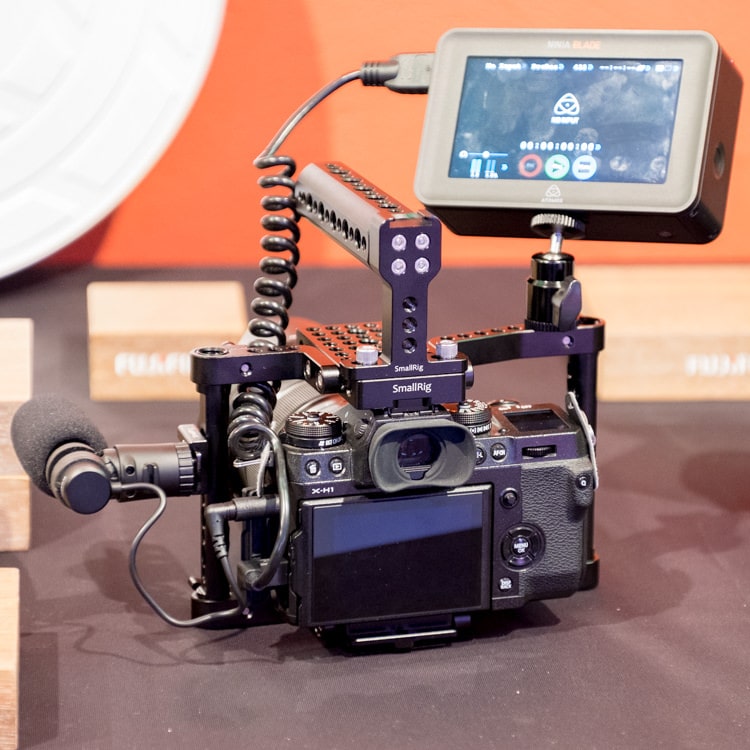 La X-H1 es la primera cámara de la Serie Xque se plantea como herramienta de grabación de vídeo profesional.