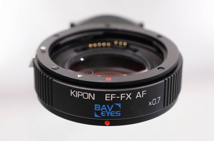 Kipon Baveyes EF-FX con reductor de focal x0,7.