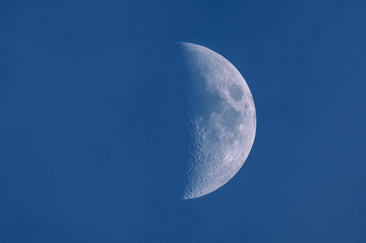 Luna con XF 100-400mm F4.5-5.6 R LM OIS