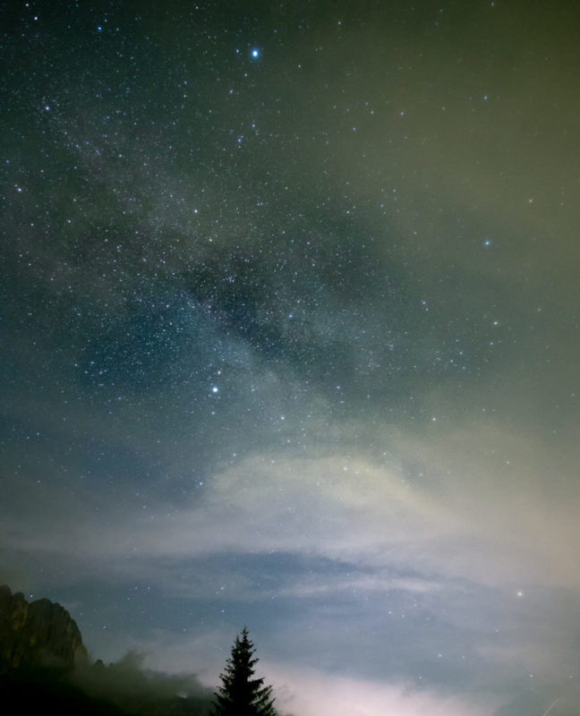 &quot;Vía Láctea entre nubes&quot; por Cristina Ariza. Fujifilm X-T10 + Samyang 12mm f/2.