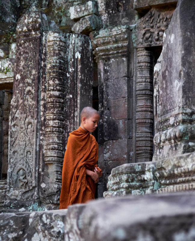 "Monje en Angkor" por Cristina Ariza.  Fujifilm X-T2 + XF 18-55mm f/2.8-4 R LM OIS.