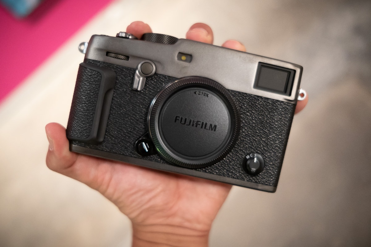 Fujifilm X-Pro3 en la mano.