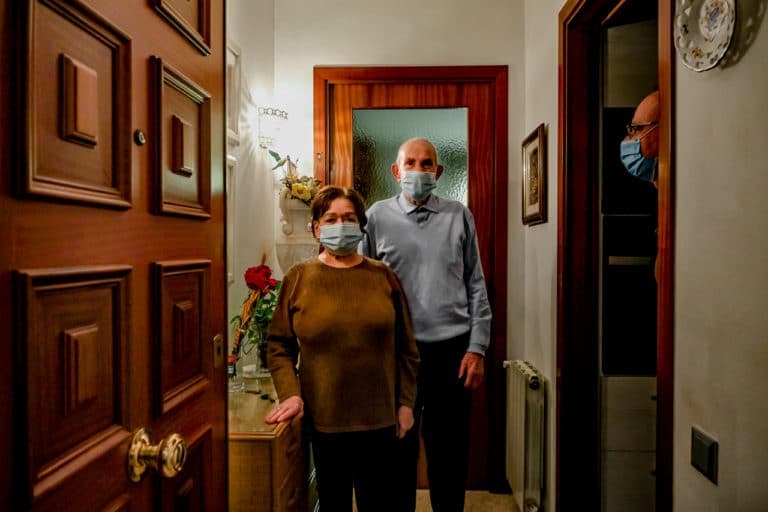 «Queridos vecinos», fotografías en tiempos de confinamiento por Jordi Flores