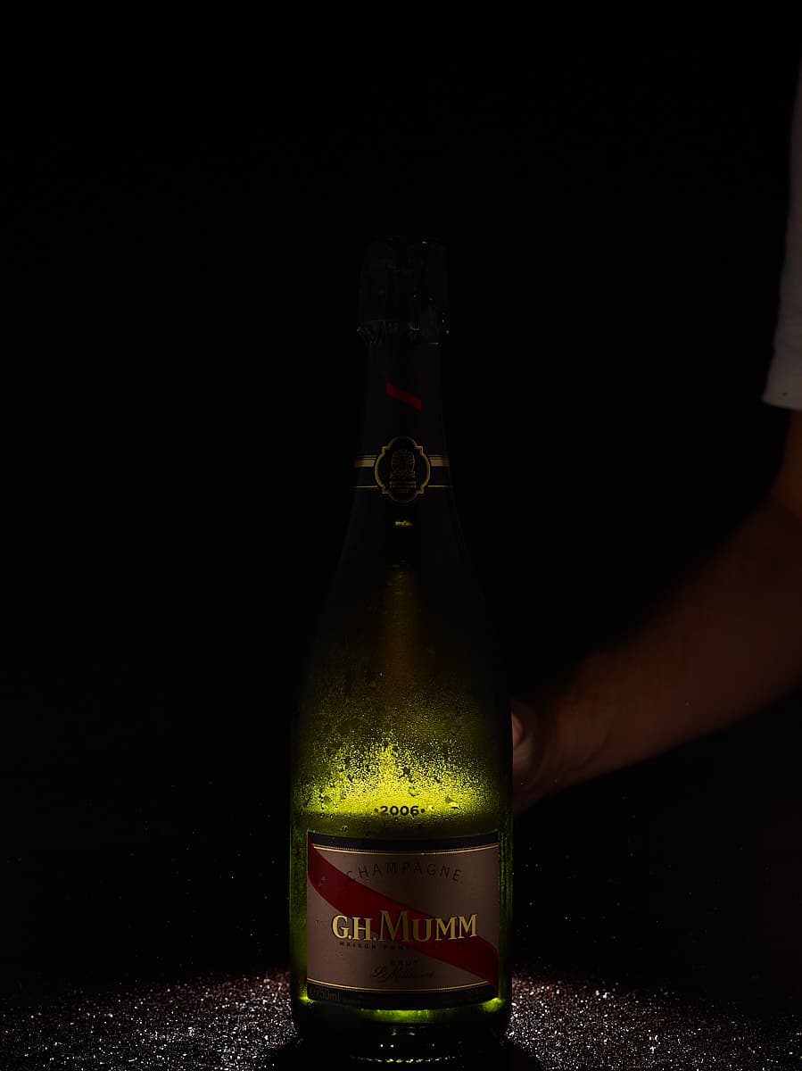 Iluminación trasera dura para la botella de champán.