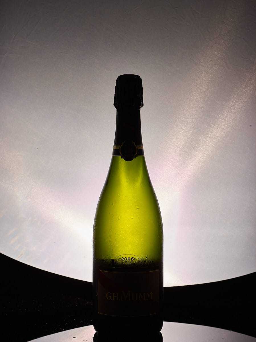 Luz trasera difuminada para el interior de la botella de champán.