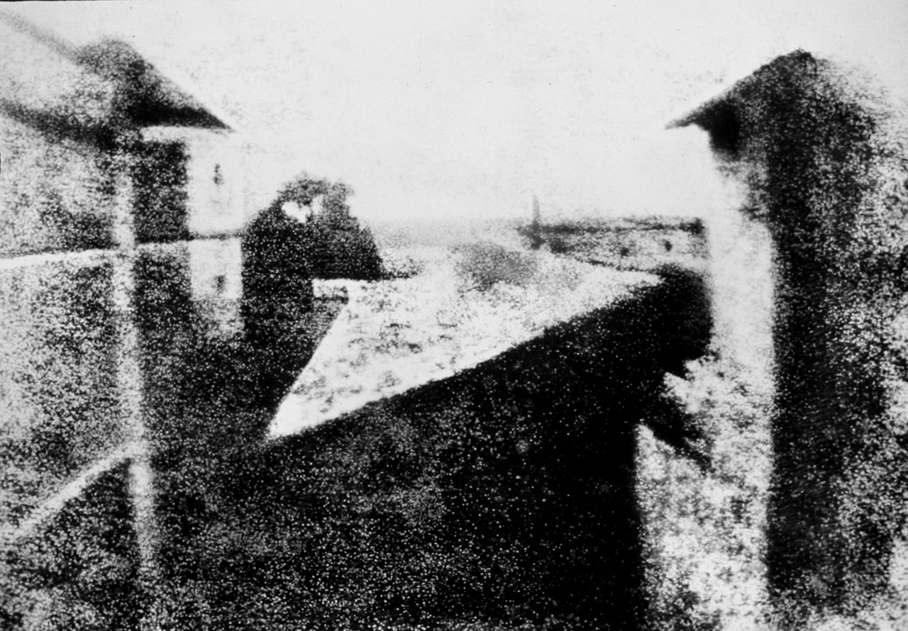 Nicéphore Niépce desde la ventana de su granero de Saint Loup de Varennes, en Francia, 1826. Primera imagen conocida.