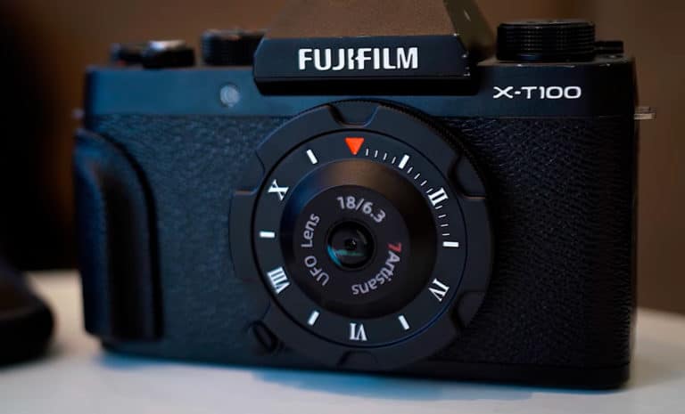 Fujifilm X-T100 con el objetivo-tapa 7Artisans 18/6.3 UFO Lens.