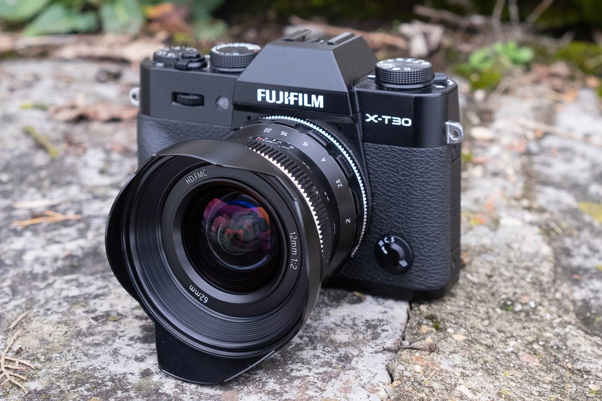 El Pergear 12mm F2 emparejado con una Fujifilm X-T30.