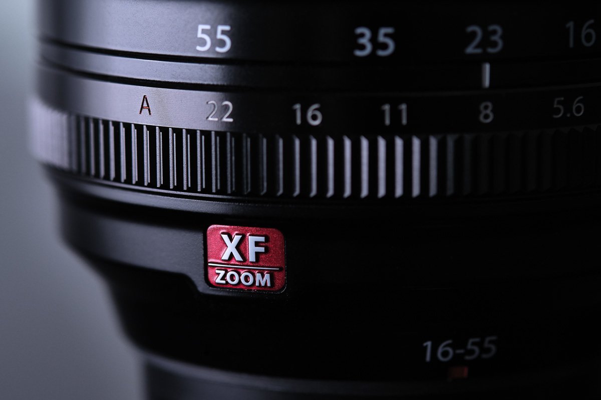 La etiqueta roja del Fujinon XF 16-55mm F2.8 está reservada para las ópticas zoom de gama alta de la Serie X de Fujifilm.