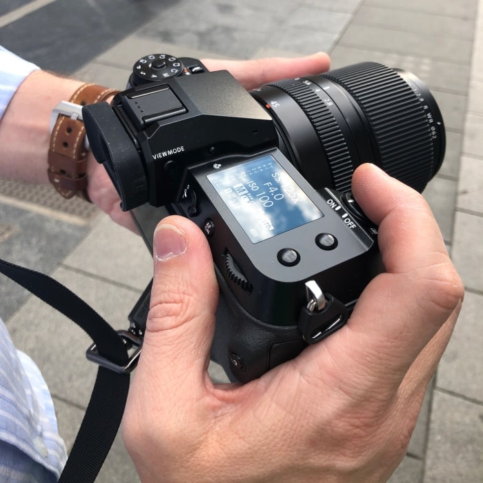 Manejando la Fujifilm GFX 100S con el Fujinon GF 45mm F2.8 en la calle.