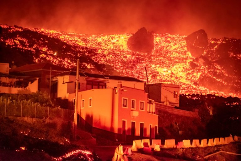 «El pulso del volcán»: Arturo Rodríguez plasma la erupción en La Palma