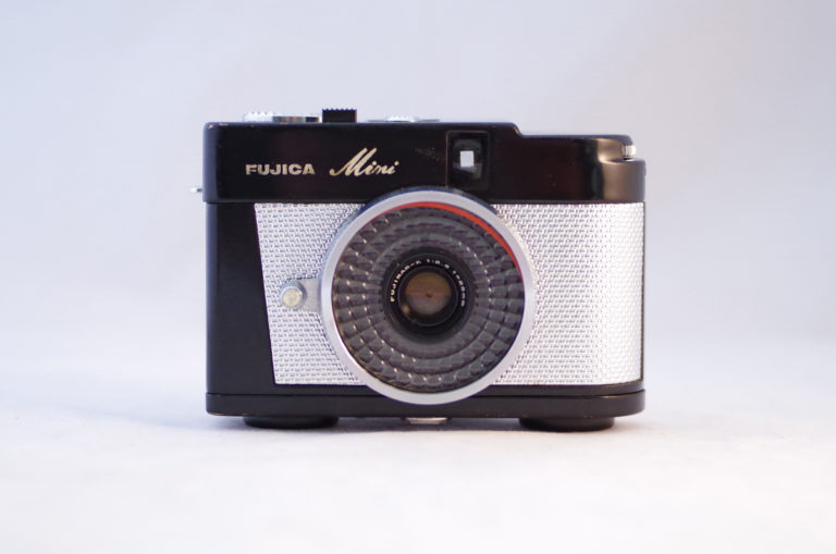 [Inocentada] Fujifilm resucita la línea de cámaras más diminuta: Fujica Mini X para mayo de 2024