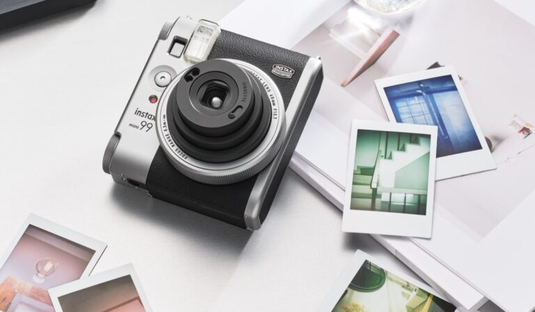 La Instax Mini 99 estrena un look plateado más clásico