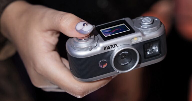 Instax Pal 2: la cámara más diminuta de Fujifilm incorpora visor, pantalla y más opciones creativas
